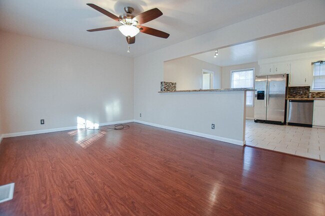 Foto del edificio - Three Bedroom with Fenced Yard!