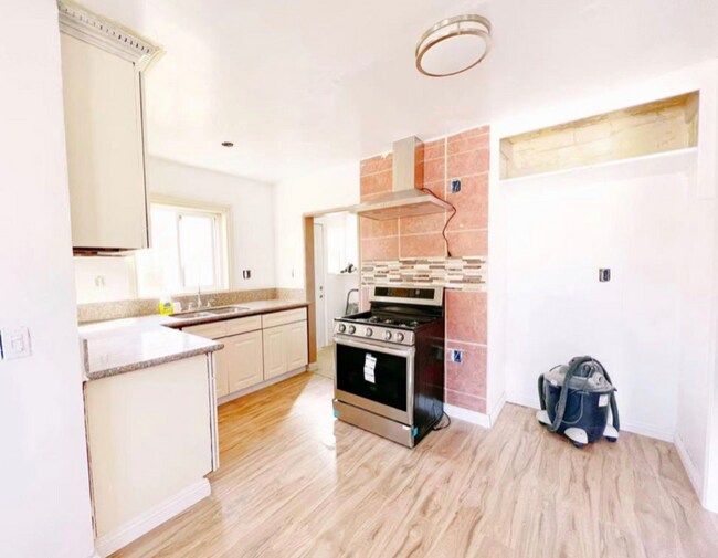 Building Photo - 301 S Pomelo Ave