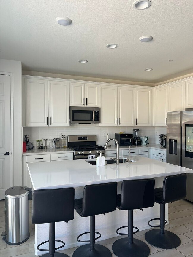 Building Photo - Stunning 4 Bedroom 3 Bathroom Home in Vict...