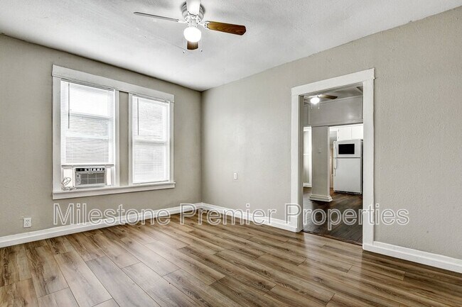 Foto del edificio - 326 W Sears St