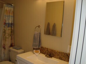 Building Photo - 615 E 2nd St