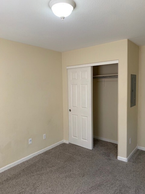 Building Photo - Spacious 2 Bedroom Upstairs Condo