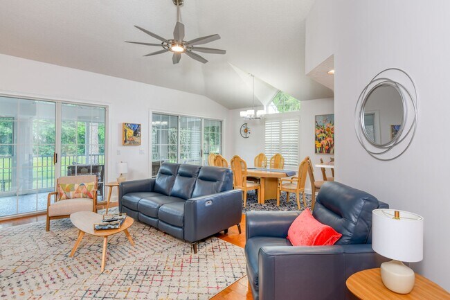 Foto del edificio - Luxury 3-bedroom - 4 bath with garage