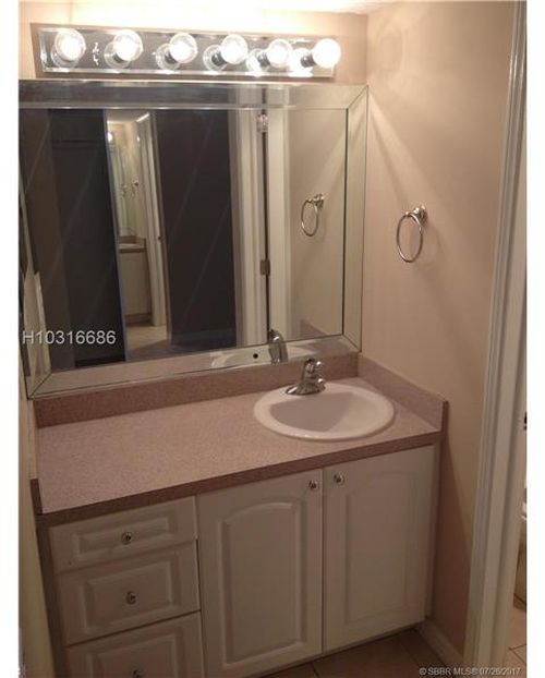 Building Photo - 9441 Evergreen Pl