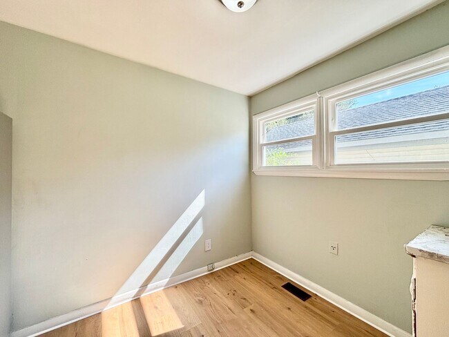 Foto del edificio - Charming 3-Bedroom Duplex Unit in Norfolk