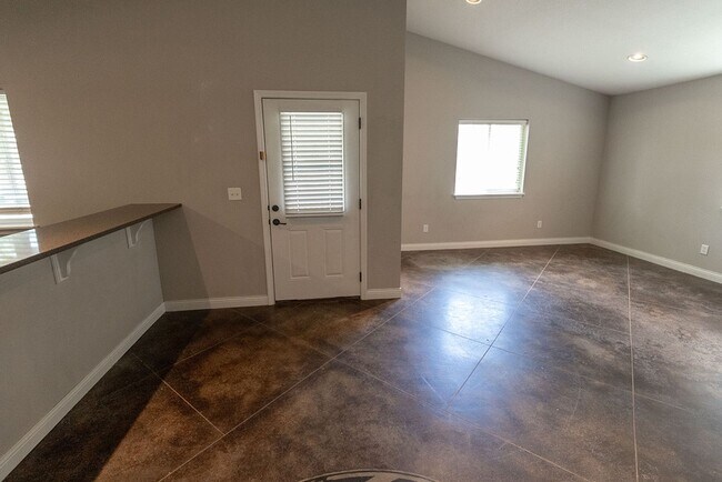 Foto del edificio - 1413 Paris Rd