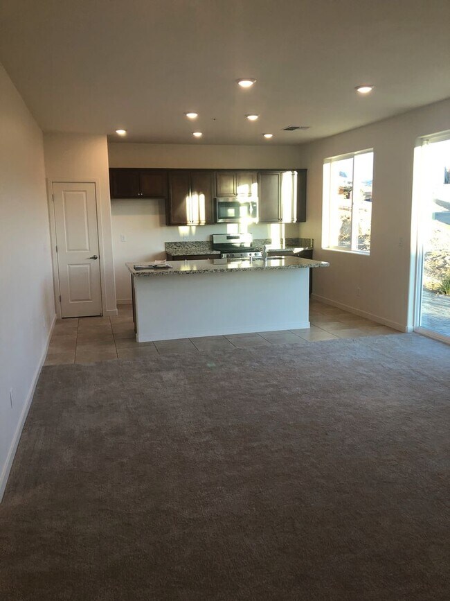 Foto del edificio - Gorgeous 2 Story, 3 Bed/2.5 Bath Townhouse with 2 Car Garage in Gated Community