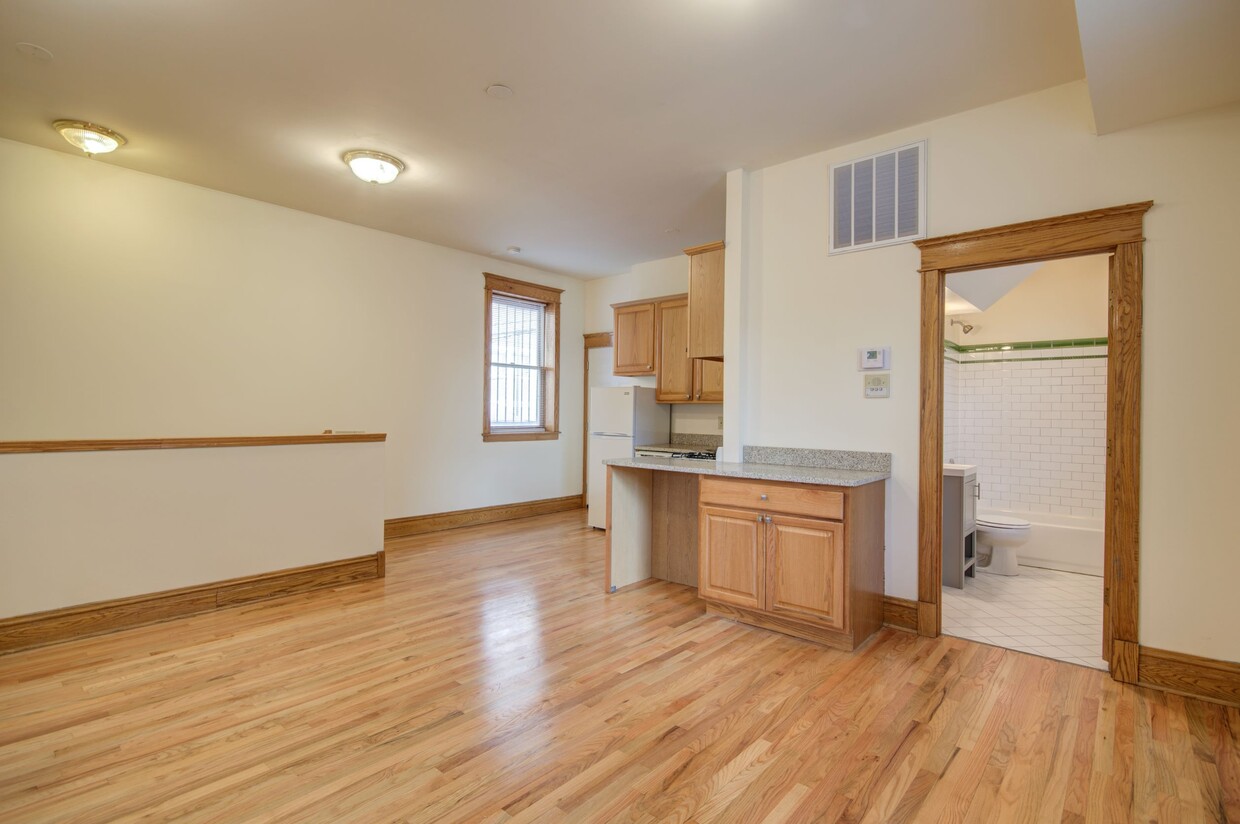 Primary Photo - 613 W Briar Pl