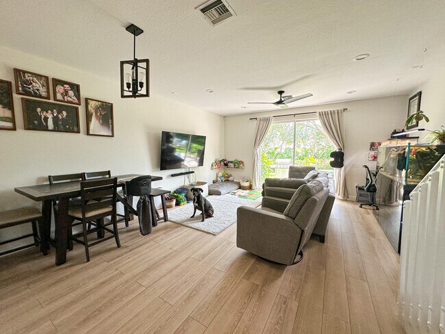 Foto del edificio - 7776 Deercreek Ct