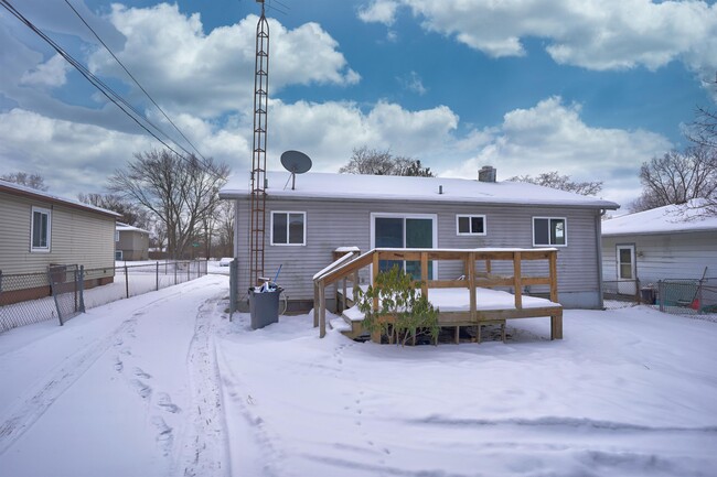 Building Photo - 3001 Hampstead Dr