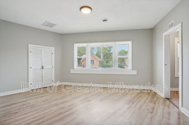 Building Photo - 2356 S Kinnickinnic Ave