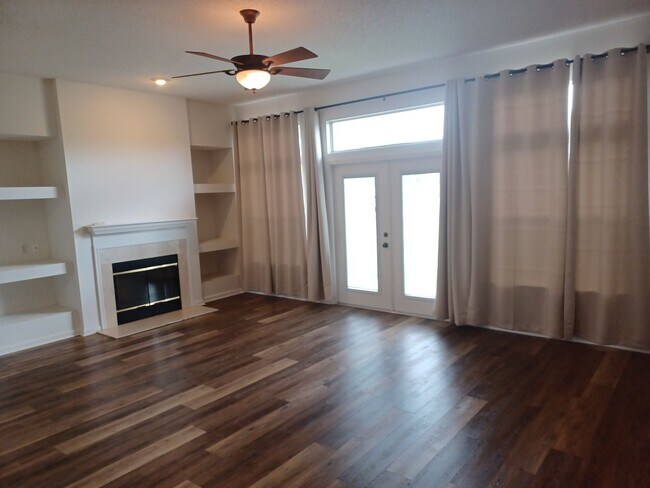 Building Photo - Large 3 BR 2 BA Rental in Desirable Area