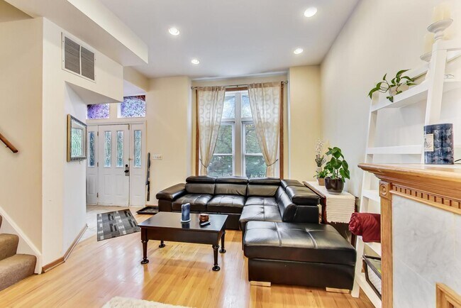 Foto del edificio - 733 N Hoyne Ave