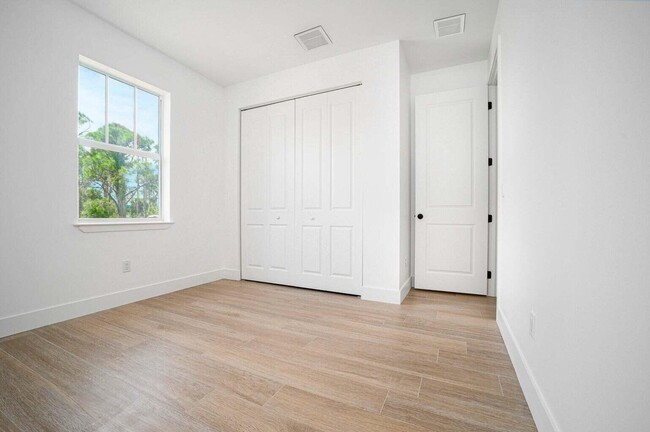 Building Photo - 15101 Brainbridge Cir