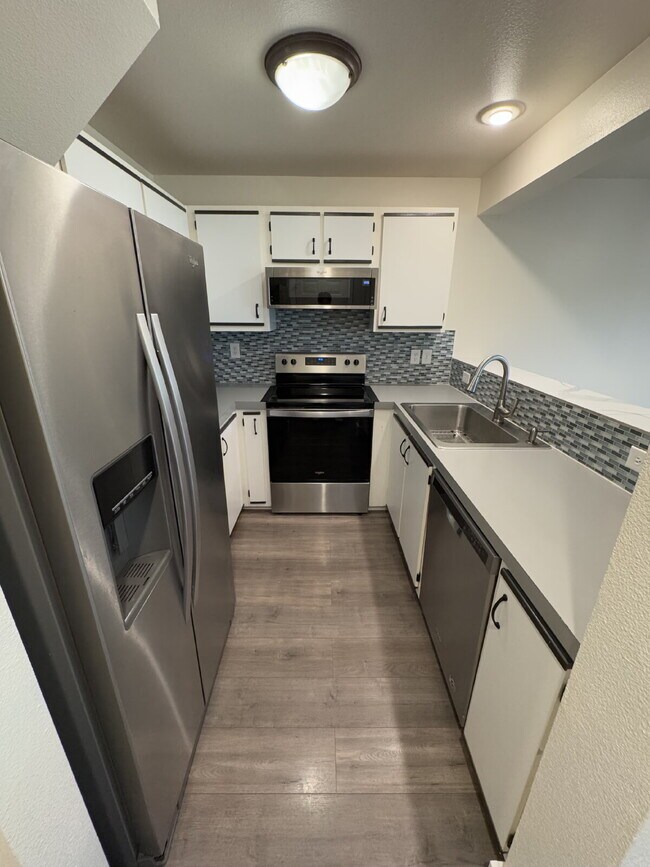 Foto del edificio - **Half Off Third Months Rent** 2 Bedroom Condominium