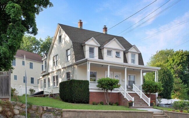 Building Photo - 281 Elm St