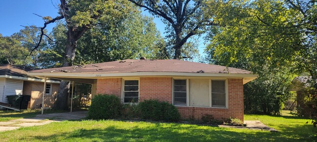 Building Photo - Nice 3 bedroom/1.5 bath brick home