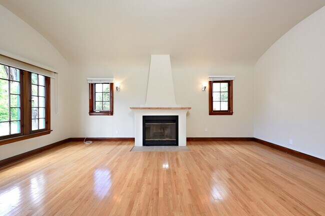 Building Photo - 1424 Warnall Ave