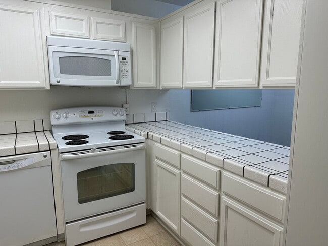 Building Photo - Perfect blend of convenience and comfort 2/2 San Mateo