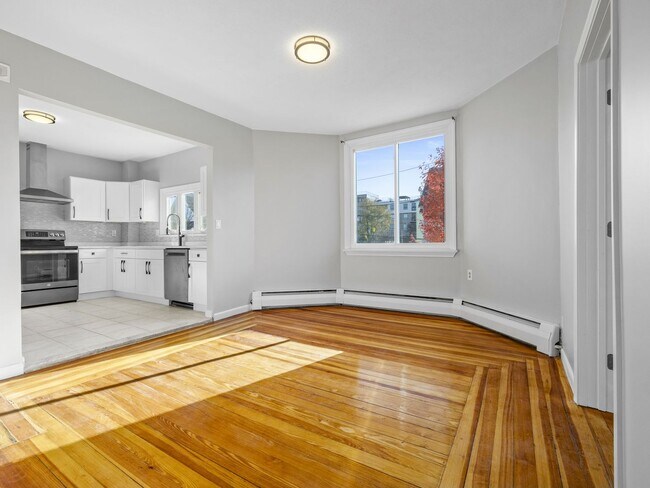 Building Photo - Nice 5 bed in Medford