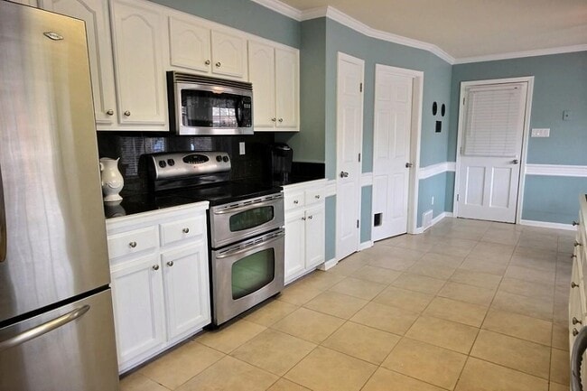 Building Photo - 773 Bradley Cove