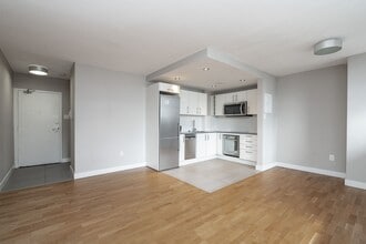 Building Photo - 230 Oak St