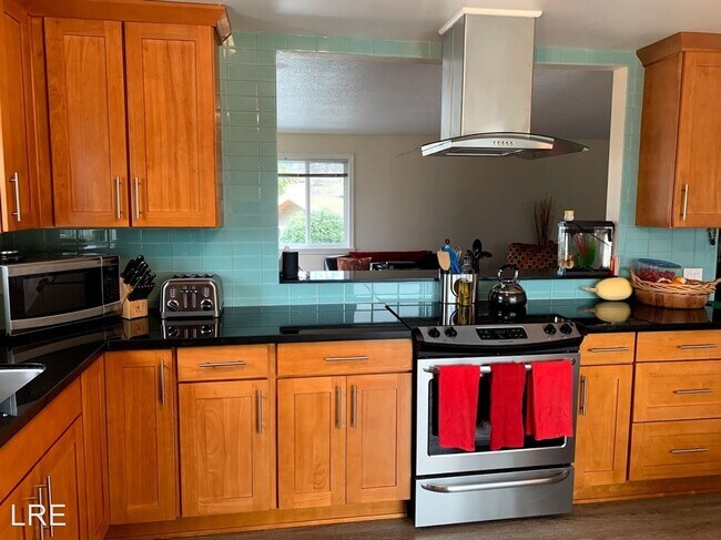 Building Photo - 4 br, 3 bath House - 2617 NE 18th Street