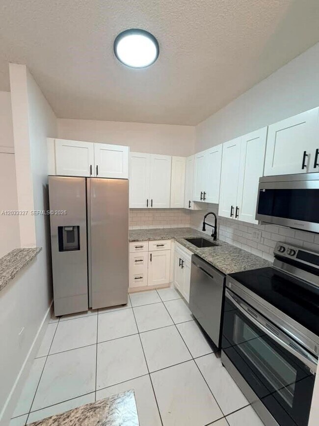 Foto del edificio - 9499 W McNab Rd