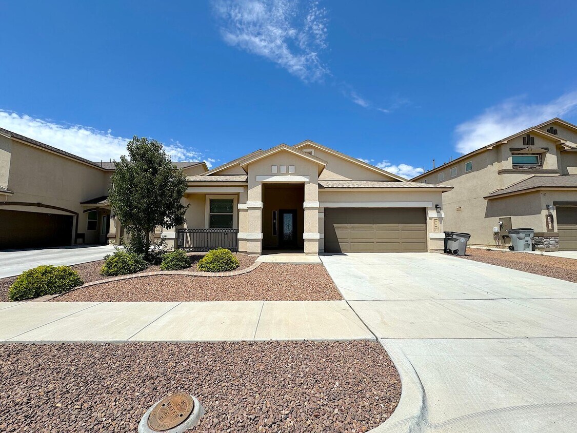 Foto principal - Northeast El Paso 4 Bed Refrig A/C!
