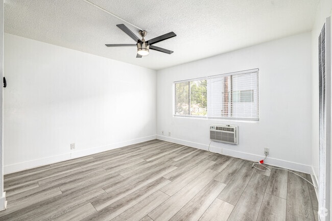 1BR, 1BA - 625SF - Living Room - 5940 San Fernando Rd