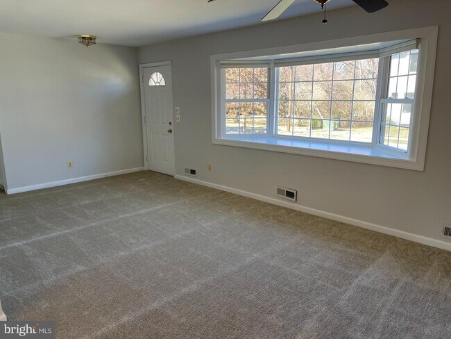 Building Photo - 302 Meadow Ln SW