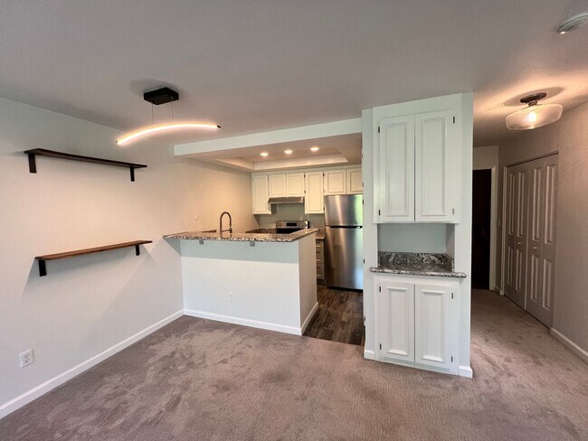 Building Photo - LARGE UPPER UNIT ONE BEDROOM CONDO IN SHEL...
