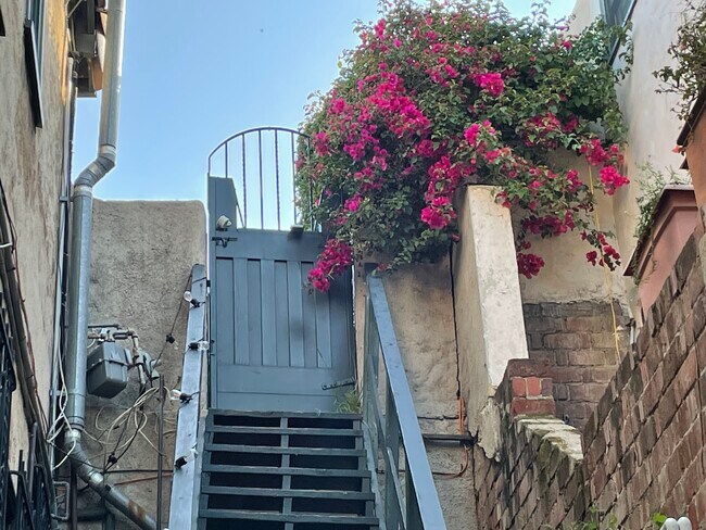 Private entrance - 6738 Wedgewood Plz