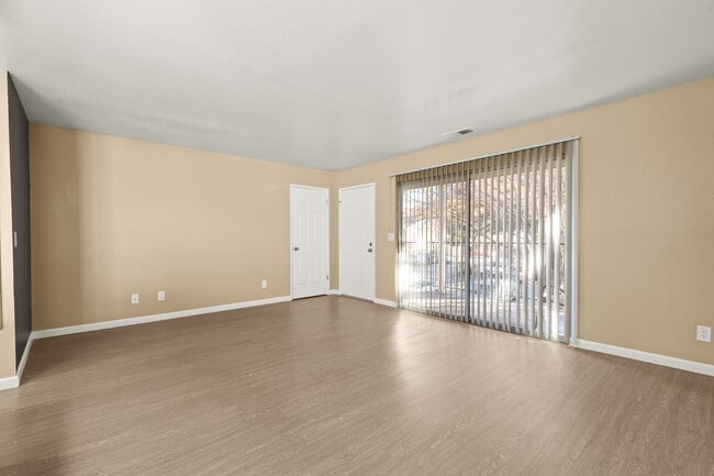 Foto del edificio - Redwood Cove Apartments