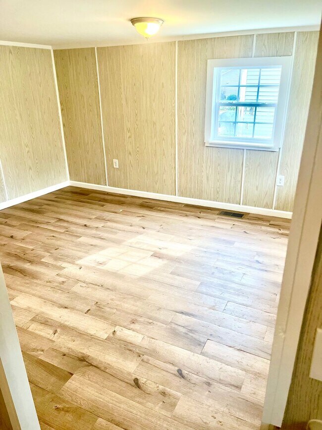 Building Photo - Three bedroom, one bath house in Hillsborough