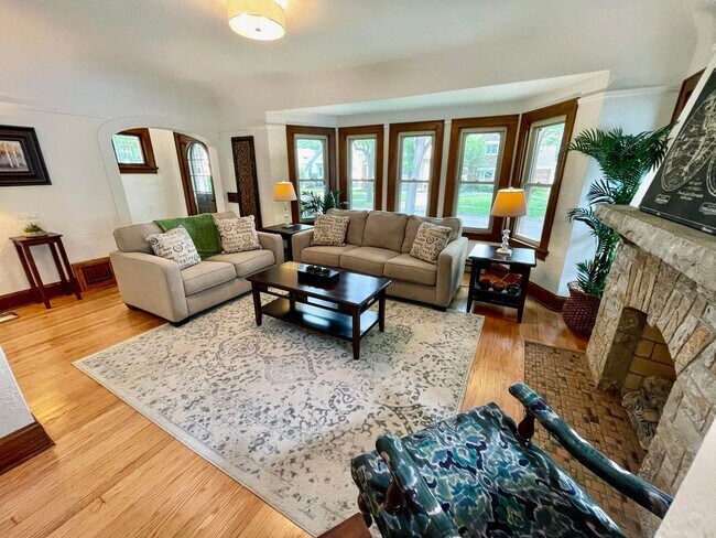Foto del edificio - Beautiful  2 Bedroom + Den(3rd bedroom) Bungalow in Wauwatosa