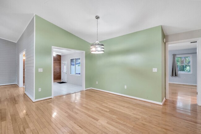 Building Photo - 528 Ridgewood St