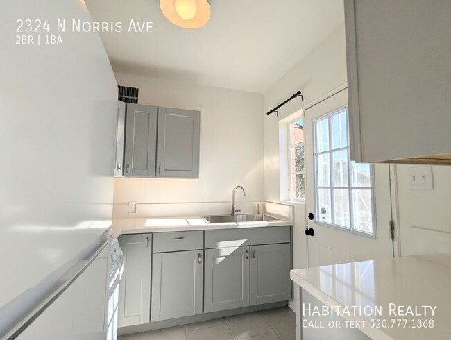 Building Photo - Remodeled 2Bed/1Bath, near the U of A near...