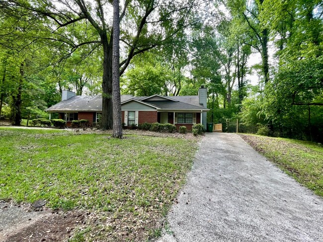 Building Photo - This Adorable 2 bedroom 2 bath duplex is l...