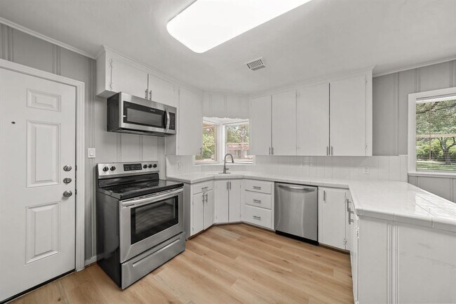 Building Photo - 721 20th Ave N