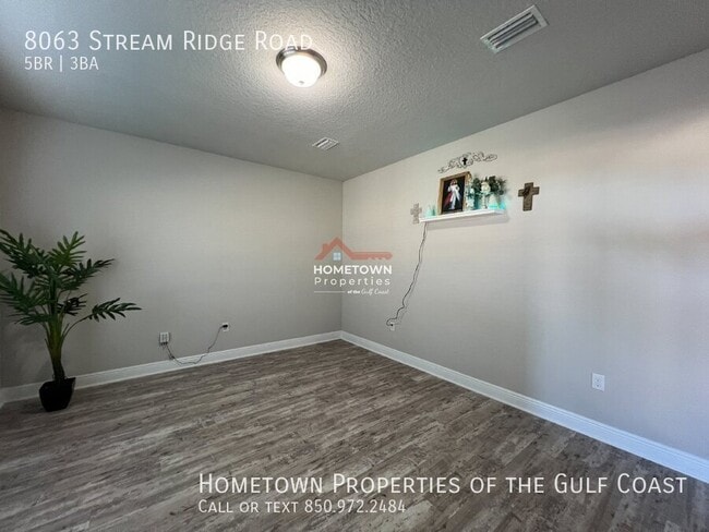 Building Photo - Spacious 5-Bedroom Retreat with 3 Luxuriou...
