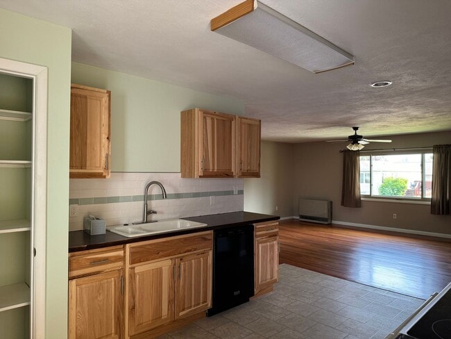 Building Photo - Updated 3 Bedroom House in a Family Friendly Neighborhood