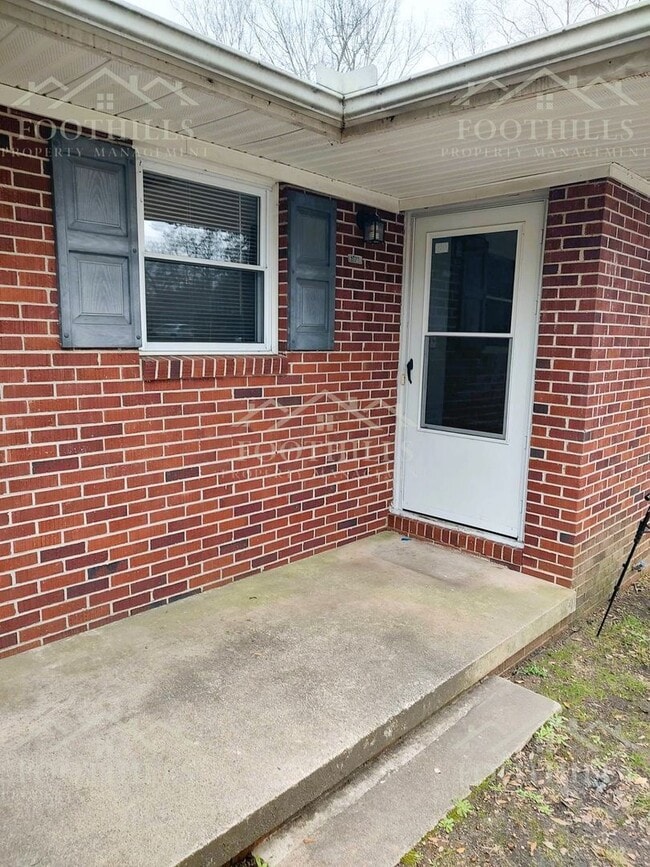 Building Photo - 2712 Cedar Ln