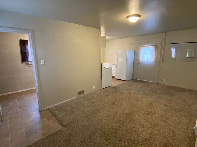Building Photo - EN0229 Highland-2 unit-Guest + Main House