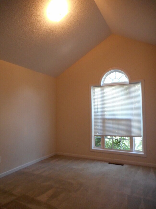 Foto del edificio - Sweet 4 Bed x 2 Bth (SORRY! NO SECTION 8)