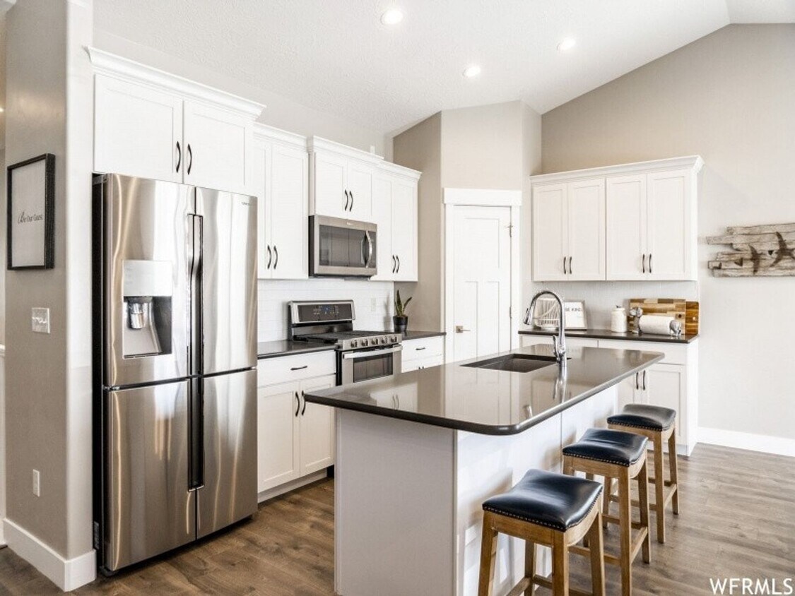 Primary Photo - Amazing Six Bedroom Home, Draper, 3200 sq ...