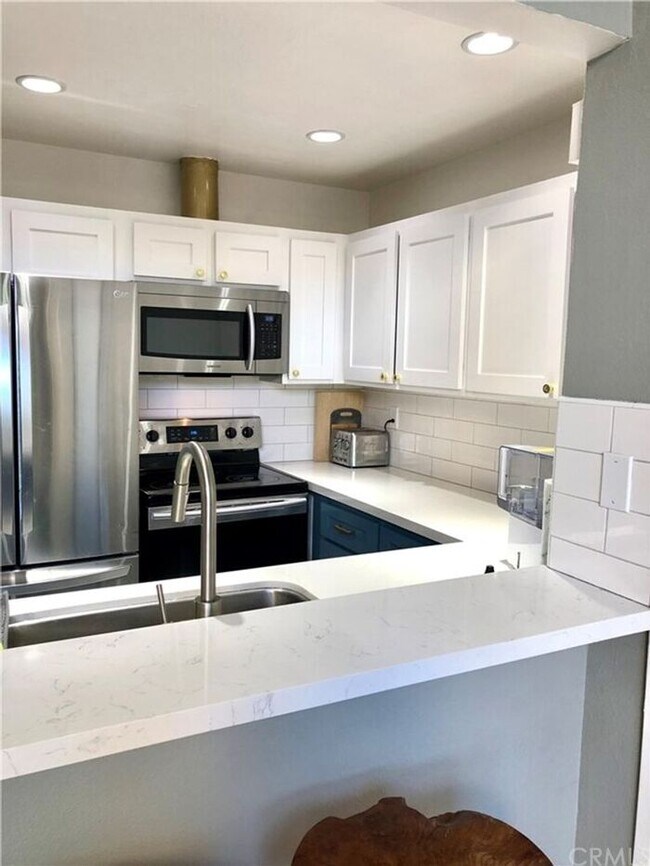 Building Photo - Gorgeous 2 bedroom Condo - Move In Ready!