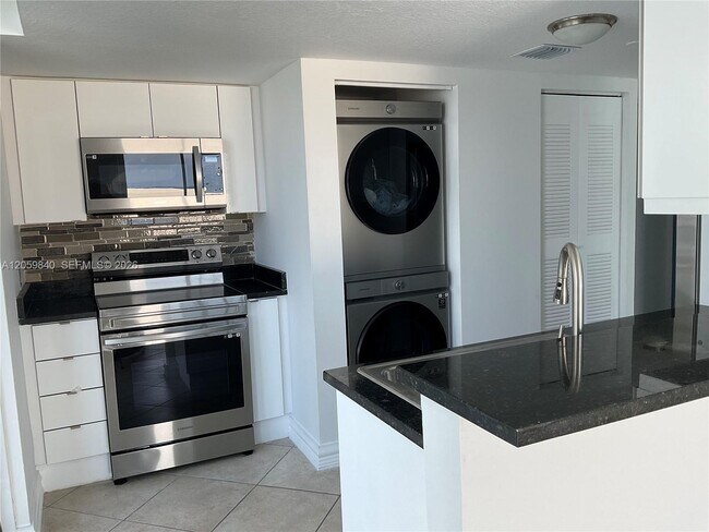 Building Photo - 7600 Collins Ave