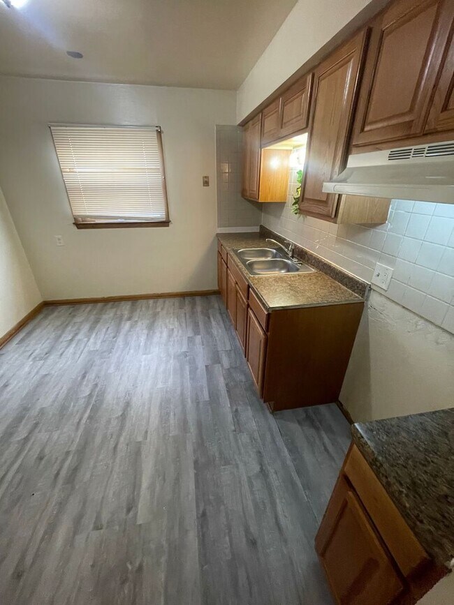Foto del edificio - 4673-4675 N. 76th St. (Duplex)
