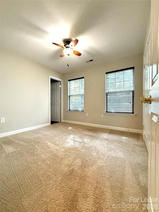Foto del edificio - 5915 Pisgah Way